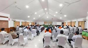 Augusta Pelabuhan Ratu Hotel في Citepus: مجموعة من الناس يجلسون في كراسي في غرفة +82 صورة