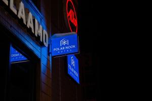 un cartello sul lato di un edificio di Polar Nook Hotel a Rovaniemi