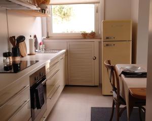 een keuken met een tafel en een gele koelkast bij Ferien am See in Möhnesee