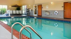 Bazén v ubytování Comfort Suites French Lick nebo v jeho okolí