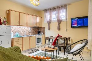 Η κουζίνα ή μικρή κουζίνα στο 50 Cube - Mountain Nook Karpenisi +16 φωτογραφίες