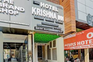 een bord voor een hotel Krishna Mas Hotel bij Hotel O Krishna Inn in Ghaziabad