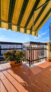 einen Balkon mit zwei Topfpflanzen auf einem Gebäude in der Unterkunft Daniel House in Turin