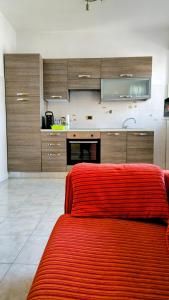 eine Küche mit einem roten Bett in einem Zimmer in der Unterkunft Daniel House in Turin + 4 Fotos