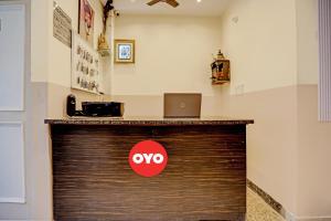 een grote houten garagedeur met een laptop erop bij Hotel O Krishna Inn in Ghaziabad