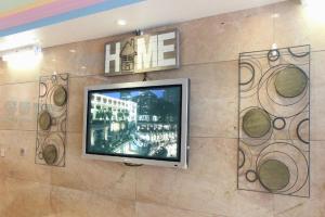 TV a/nebo společenská místnost v ubytování Metro Winner Hotel + 38 fotografií