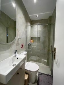 Koupelna v ubytování Meintis Apartments Rafina