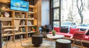 uma sala de estar com um sofá e cadeiras e um carro em ibis Xian South Gate em Xian