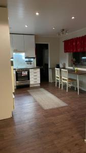 una cucina e una sala da pranzo con tavolo e sedie di Farmarintupa a Portimo