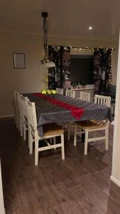 tavolo da pranzo con sedie e tovaglia di Farmarintupa a Portimo