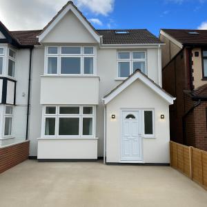 een wit huis met een witte deur in een oprit bij Rehoboth Housing in Cranford