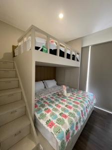 Postel nebo postele na pokoji v ubytování Orlando Hill Villa + 39 fotografií