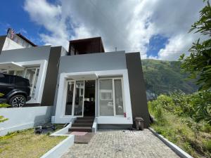 a house with a view of the mountains at Orlando Hill Villa in Ngadisari
