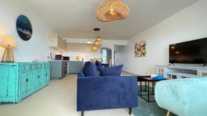 TV a/nebo společenská místnost v ubytování Flamboyant Punaauia, luxury apartment with splendid ocean view