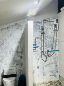 een badkamer met douche en toilet bij New Ozone Resort & Spa in Koh Lanta