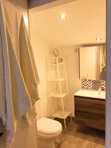 ル・グロー・デュ・ロワにあるVilla de standing en bord de merのトイレ、洗面台、鏡のあるバスルーム +20枚の写真