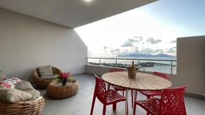 Posezení v ubytování Flamboyant Punaauia, luxury apartment with splendid ocean view