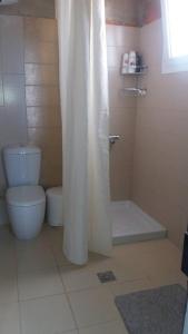 Et badeværelse på Kyra's Roof Terrace Flat + 8 billeder