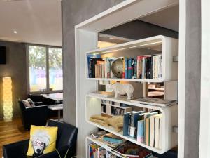 una estantería llena de libros en la sala de estar en ibis Styles Paris Tolbiac Bibliotheque, en París