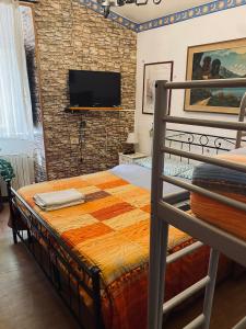 Casa di campagna في Pianello: غرفة نوم مع سرير بطابقين وتلفزيون بشاشة مسطحة