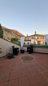 patio con sedie e vista su un edificio di Villa Domus Dea Mondello a Palermo