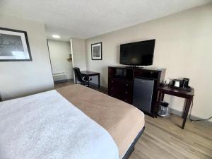 Телевизор и/или развлекательный центр в Days Inn by Wyndham St. Charles IL