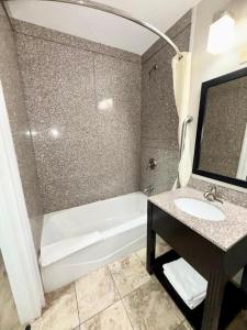 Ванная комната в Days Inn by Wyndham St. Charles IL