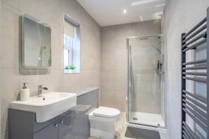 Koupelna v ubytování Luxury barn with private wood fired hot tub