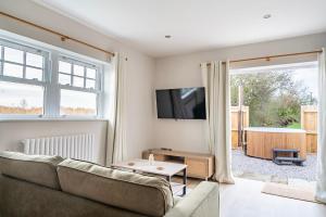 TV a/nebo společenská místnost v ubytování Luxury barn with private wood fired hot tub