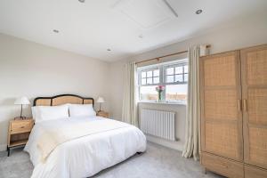 Postel nebo postele na pokoji v ubytování Luxury barn with private wood fired hot tub + 6 fotografií