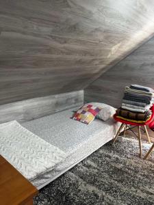 een kamer met een bank en een stoel met handdoeken bij Stefan 64 in Chişinău