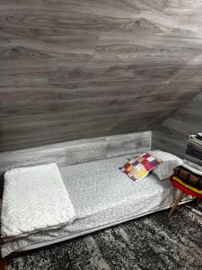 een bed in een kamer met een houten wand bij Stefan 64 in Chişinău