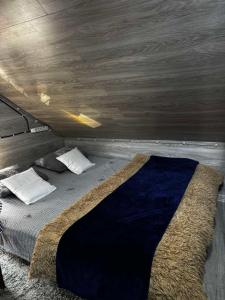 een groot bed in een kamer met een houten plafond bij Stefan 64 in Chişinău