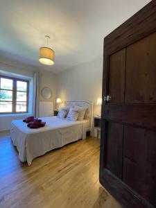 Кровать или кровати в номере Auberge de Corsas +22 фотографии