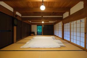 En eller flere senge i et værelse på watoto stay Lita