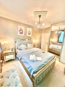 een slaapkamer met een groot bed en een spiegel bij UNIQUE CBD BOTIQUE STAY, BALCONY,NETFLIX,FREE WIFI,FREE Tram,FREE Bus,Walk to Rundle St, UniAdelaide, RAH, Casino, Pubs, Cafes in Adelaide +13 foto's