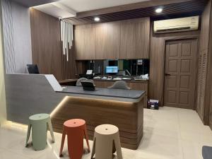 eine Lobby mit Theke und Hockern in einem Raum in der Unterkunft Baanna Place in Ban Na