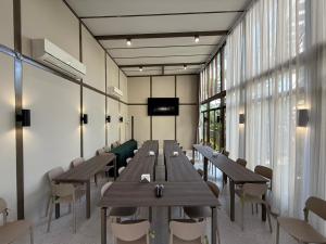 ein Konferenzraum mit Holztischen und Stühlen in der Unterkunft Baanna Place in Ban Na + 115 Fotos