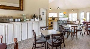 eine Küche und ein Esszimmer mit Tischen und Stühlen in der Unterkunft Quality Inn & Suites Minden in Gardnerville