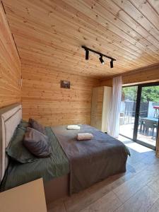 Ένα ή περισσότερα κρεβάτια σε δωμάτιο στο HILLSIDEHOUSEQAX a FRAME