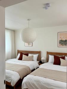 zwei nebeneinander stehende Betten in einem Schlafzimmer in der Unterkunft NEW Stay Rombus in Seoul