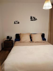 Un dormitorio con una cama grande con dos almohadas. en Maison El Refugi - A 15min station ski Formiguères, en Puyvalador 29 fotos más