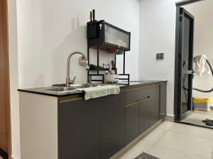 Kuchyň nebo kuchyňský kout v ubytování Sophia Apartment S14-08