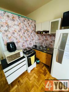 Kuchyň nebo kuchyňský kout v ubytování 4Youaluguel-Loft no centro de Niterói