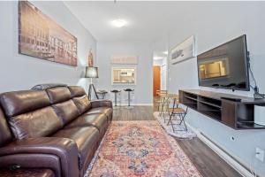 un soggiorno con divano e TV a schermo piatto di Cozy 1 Bedroom Downtown Central a Vancouver