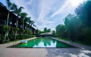 una piscina con un barco en el medio en The Buffalo Amphawa, en Samut Songkhram
