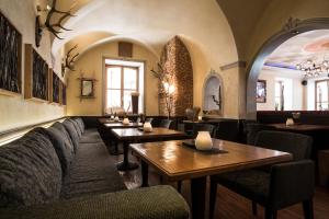 un restaurante con mesas y sillas en una habitación en Meiser Altstadt Hotel, en Dinkelsbühl