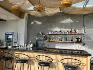 Eine Bar mit Stühlen in einem Raum mit einer Theke in der Unterkunft Pleiku Adventures Homestay in Bien Ho