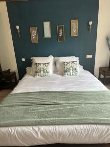 PréneronにあるCelinaturaの大きな白いベッドと枕のある寝室