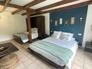 PréneronにあるCelinaturaのベッドが2つあり、青い壁の寝室